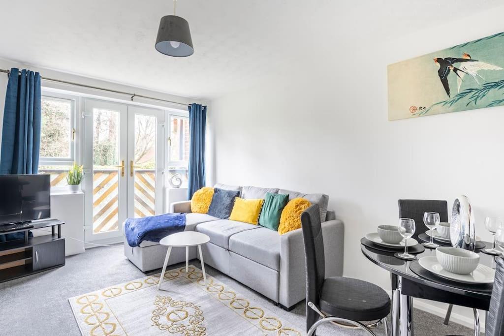 Two Bedroom Flat Near Colchester Hospital With Free Parking And Internet Mile End Exterior photo