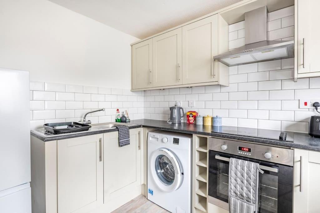 Two Bedroom Flat Near Colchester Hospital With Free Parking And Internet Mile End Exterior photo