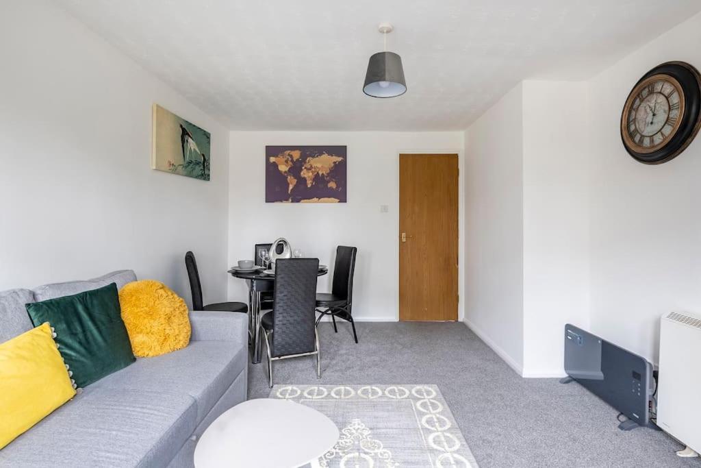 Two Bedroom Flat Near Colchester Hospital With Free Parking And Internet Mile End Exterior photo